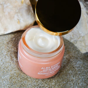 CREMA VISO ANTI AGE, LIFTA, SOLLEVA, LEVIGA, IDRATA, PROTEGGE DAI RADICALI LIBERI, CON TEXTURE MORBIDA AD ALTO ASSORBIMENTO, INDICATA PER PELLI ATONE E DISIDRATATE ATTIVI: ESOTOSSINA H, ESOTOSSINA T, SIERO DI VIPERA, GLICERINA VEGETALE, VIT. E BOTANICHE: ESTRATTO D'UVA, OLIO DI JOJOBA, PROTEINA DEL GRANO, ESTRATTO DI PAPAIA