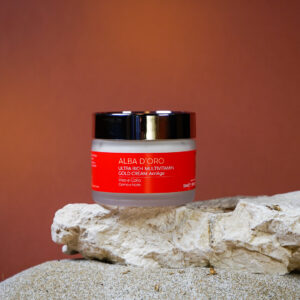 La ULTRA RICH MULTI VITAMIN GOLD CREAM è il trattamento viso premium che rivoluziona la tua routine anti-age.